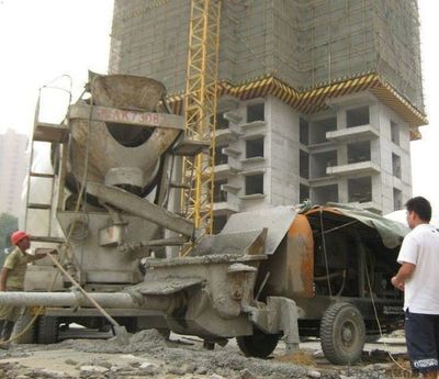 塔吊與混凝土泵送 現代住宅樓拔地而起的雙引擎